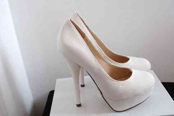 Продам белые туфли Ровно